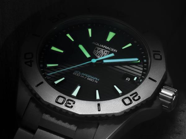 介绍泰格豪雅的aququaracer Solargraph回归，比以往更轻