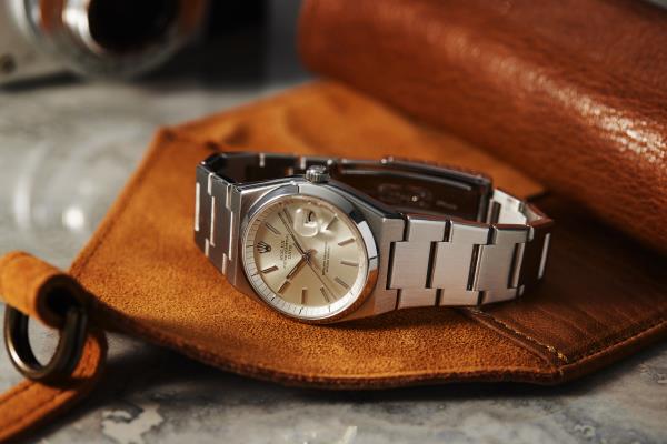 1987年的Audemars Piguet Royal Oak, 1977年的Rolex蚝式万年表，以及1950年代的Universal gen<e:1> Polerouter