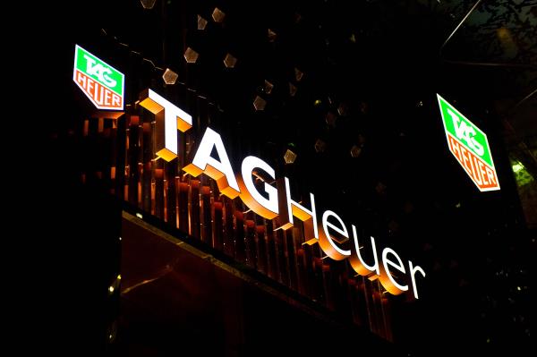 如果泰格豪雅(TAG Heuer)用复古的f1赛车创造了他们自己的MoonSwatch时刻呢?