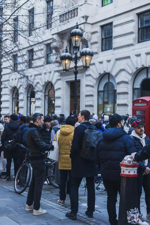 月球观测任务的现场照片，以月光下的黄金——以及地球上第一个购买黄金的人