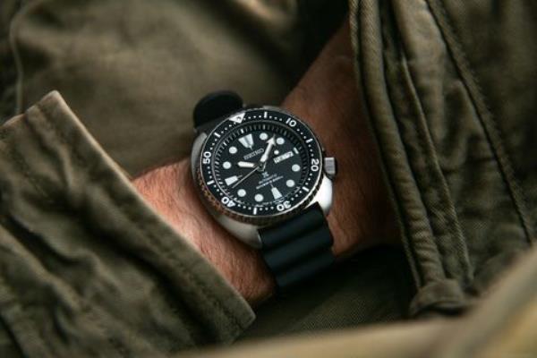 man wearing the seiko prospex "turtle" srpe93 watch