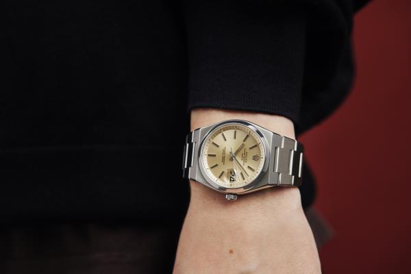 1987年的Audemars Piguet Royal Oak, 1977年的Rolex蚝式万年表，以及1950年代的Universal gen<e:1> Polerouter