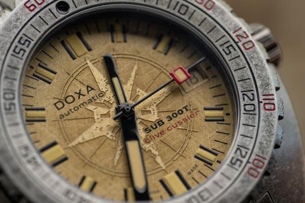 Doxa SUB 300T克莱夫·库斯勒提供了一个适合海盗的表盘