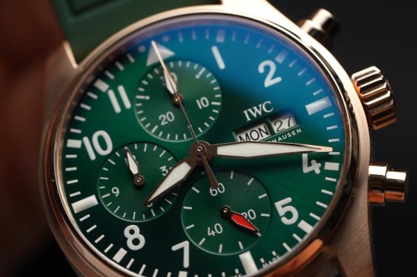 IWC万国表的绿色表盘Pilot’s Chrono玫瑰金表盘是一款奢华的工具腕表