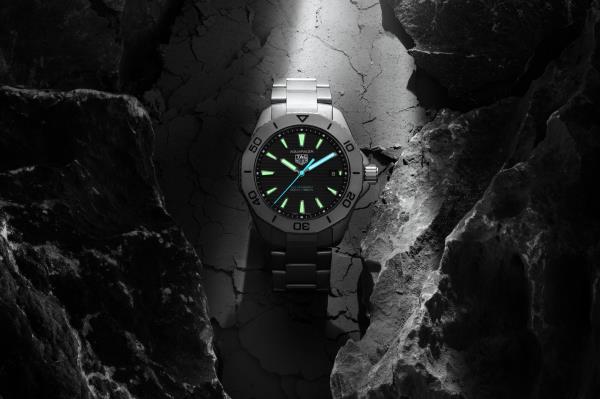 介绍泰格豪雅的aququaracer Solargraph回归，比以往更轻