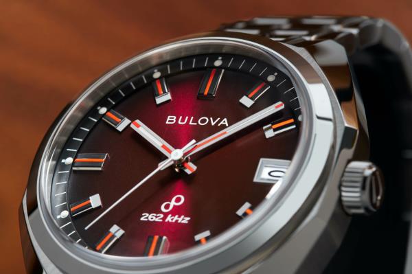 新的Bulova Jet Star提供262kHz石英机芯，提供机械表的清洁秒-起价595美元!